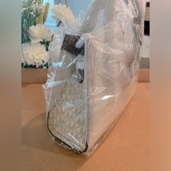 MICHAEL KORS Gabby Small Logo Satchel COLOR VANILLA NWT - Picture 5 of 5